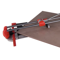Rubi Fliesenschneider STAR 42 beim diagonalen Schneiden einer Fliese