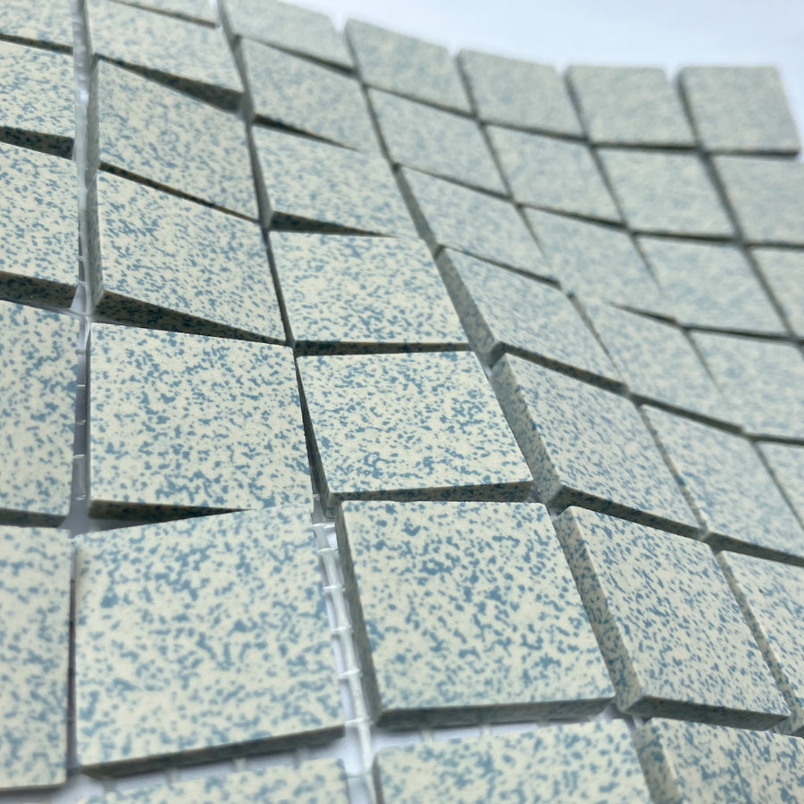 Winckelmans Bleu 208 Mouchetés – matte Mosaikfliesen im Format 20x20 mm auf Netz
