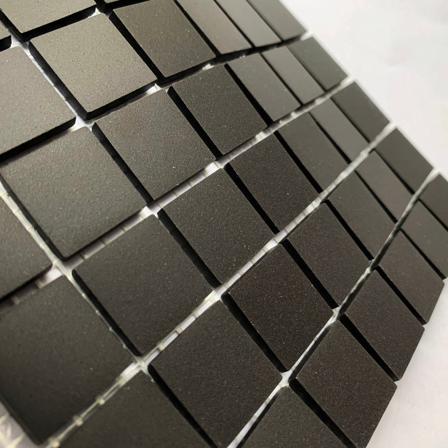 Winckelmans Noir – carreaux de mosaïque mats de 20x20 mm sur filet